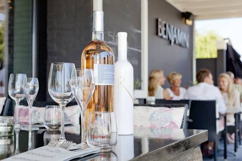 Wijn drinken op het terras